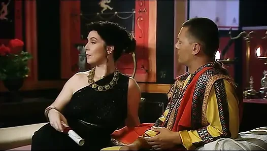 Грудастой милфе в Древнем Риме открывает ее задницу молодой солдат