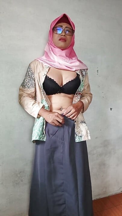 Transsexuală cu cur uriaș hijab, își întinde curul cu vibratoare mari și spermă