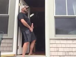 Un homme poilu surpris en train de se caresser par son voisin