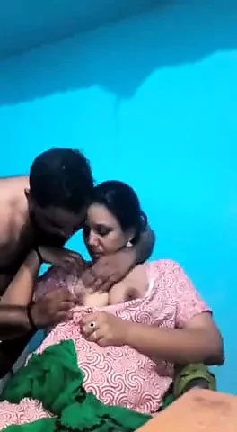 Hot desi Aunty boobshow n press