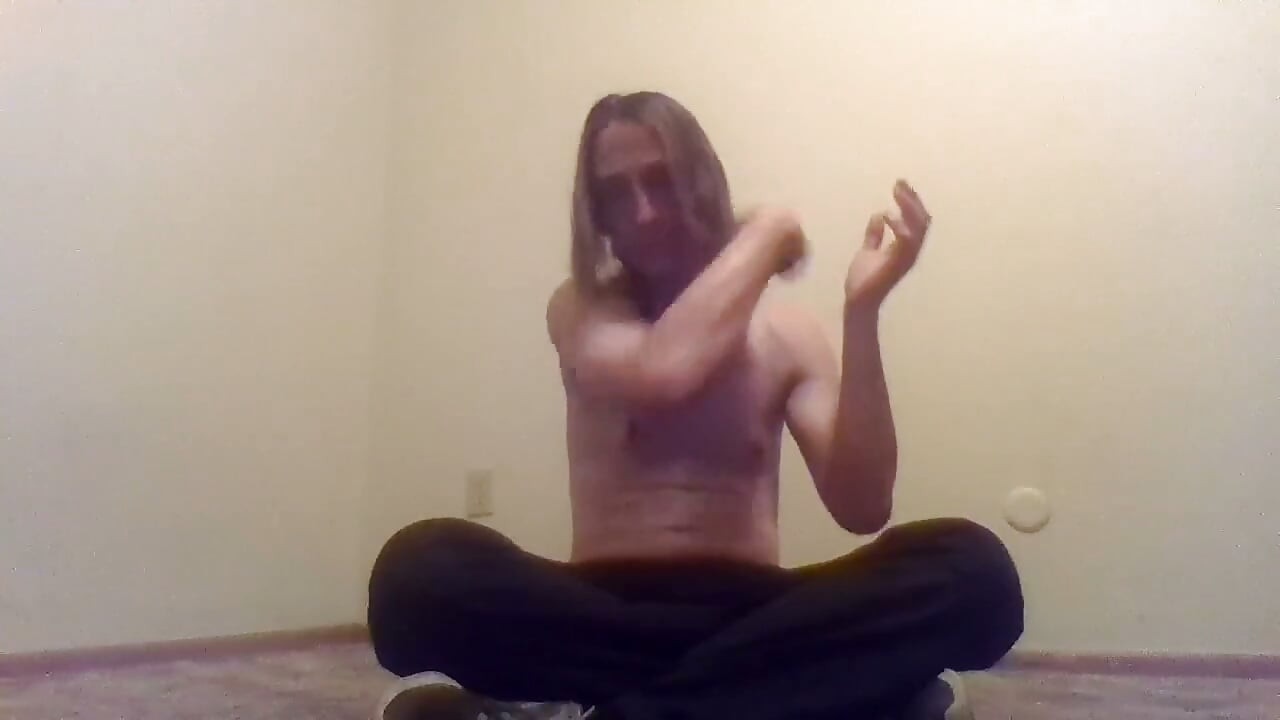 Transgirl nahoře bez si čistí vlastní vlasy