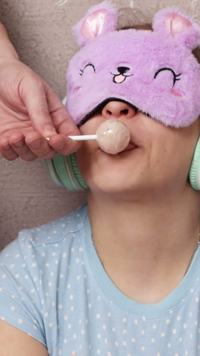 Lolipop Bağımlısı ve Ben Onu Sikimi Ağzına Sokması İçin Kandırıyorum - (Şanslı Gün) XSanyAny | Bölüm 1