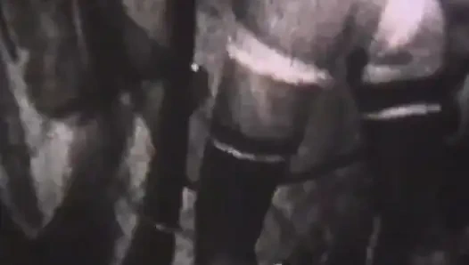 Brunette vintage yang sangat seksi sedang panas