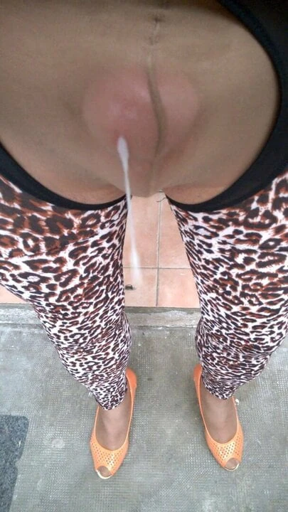 Orgasmi all'aperto e sborrate con tacchi a spillo arancioni 02