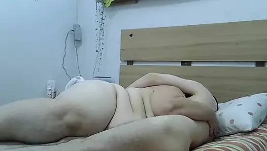 Romantik iri güzel evli kadın büyük yarak emiyor