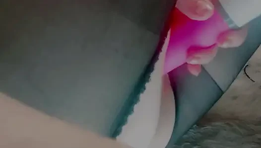 MILF in Strumpfhose Spielt Mit Vibrator
