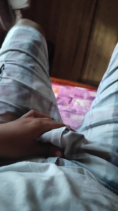 Handjob in Bed for solo pleasure