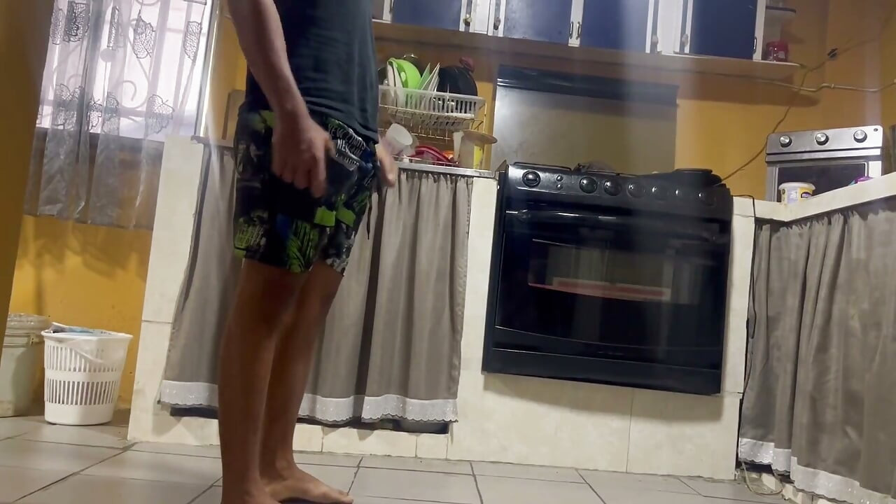 Chupando pollas grandes hasta que se corre en mi boca