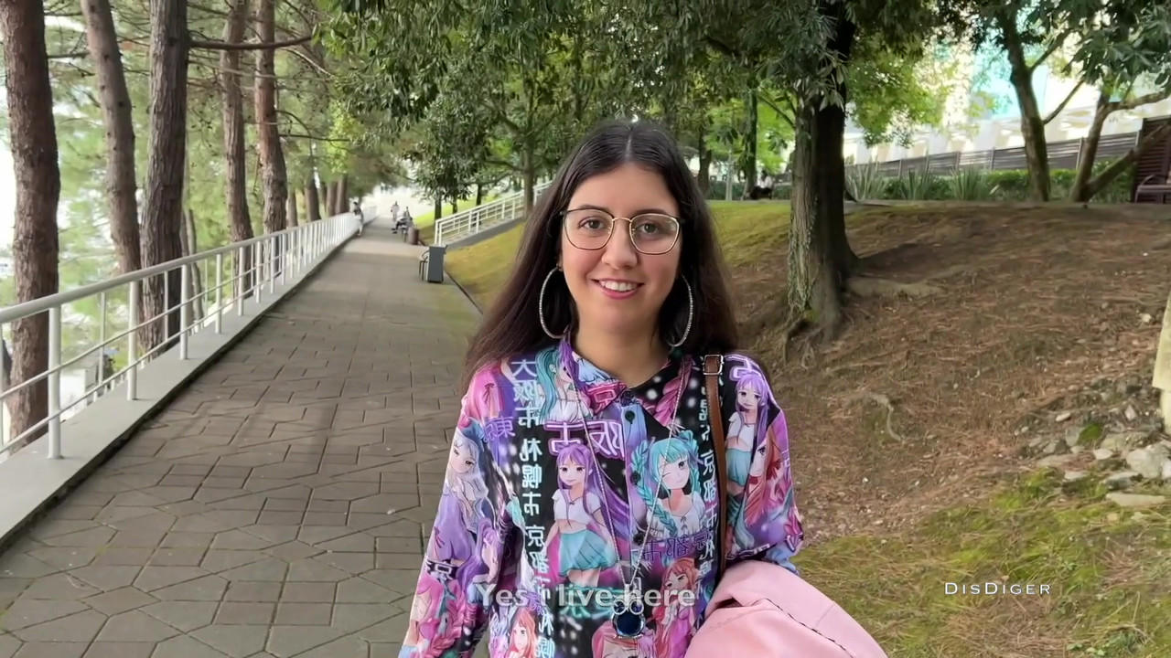 在街上捡到一个美眉，操了她，还戴上了她的眼镜