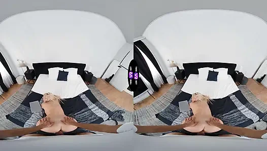 Cewek sange rambut pirang lagi asik ngentot kontol setelah memperbaiki laptopnya - tmwvrnet