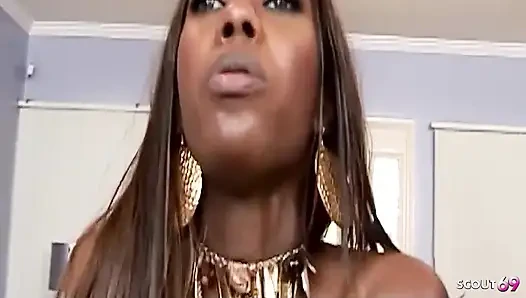 Seksi zenci genç adrianna davis ilk büyük zenci yarağı anal üçlü sikişiyor