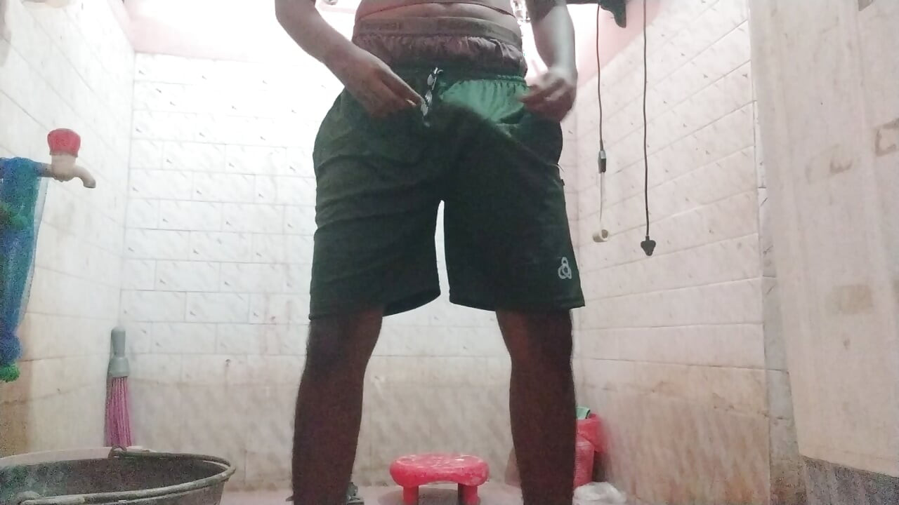 Di en primer plano de mis hombres mirando mientras estoy en la ducha caliente y la dejo mirar mi gran polla negra