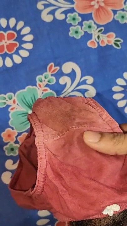 来自“青少年男孩在继妹肮脏的磨损内裤的肮脏内裤上自慰”的惊险时刻