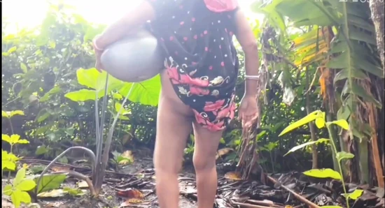 Incroyable, c’est de faire pipi dans le pot en plein air.your nomita boudi