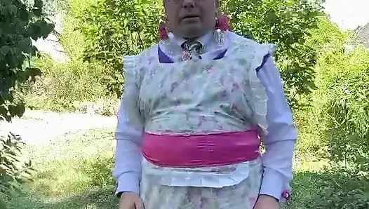 Bahçıvanın kıyafetleriyle kendine işiyor