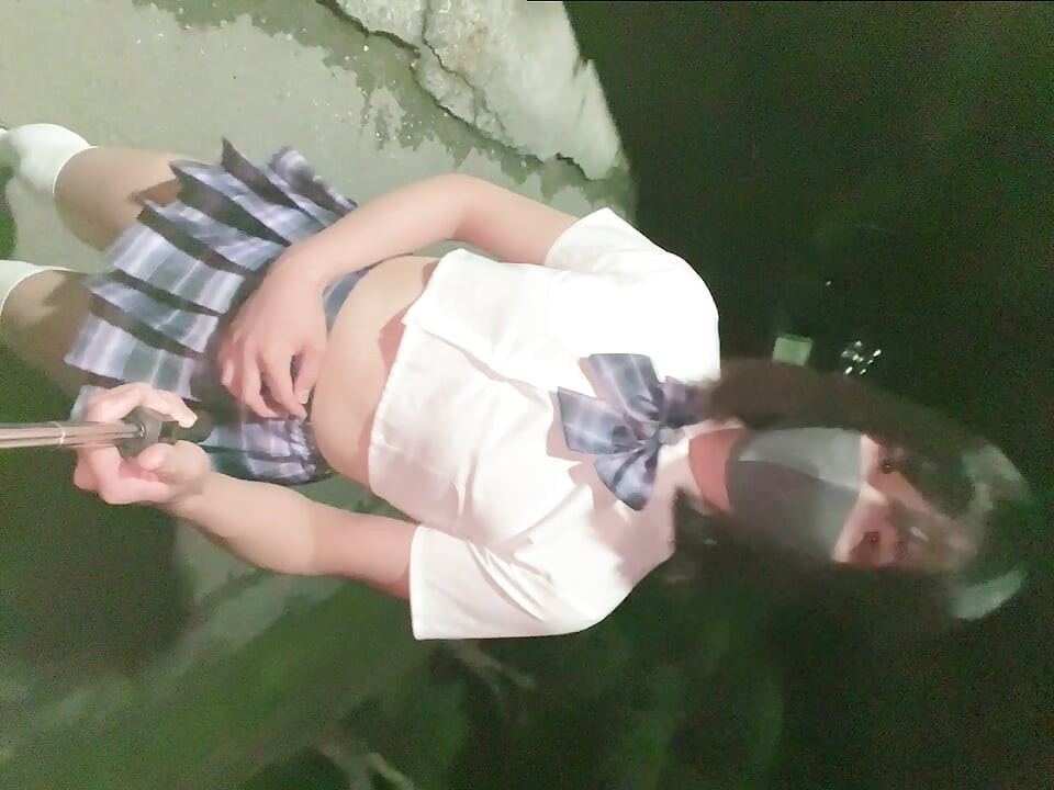 ミニスカート学生服で深夜に散歩