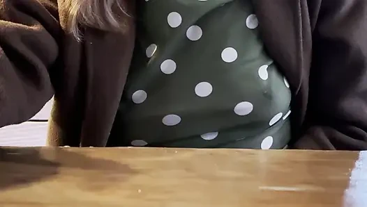 Restoranda akşam yemeği yiyen çıtalı bluz içinde meme uçlarımla insanları azdırıyor