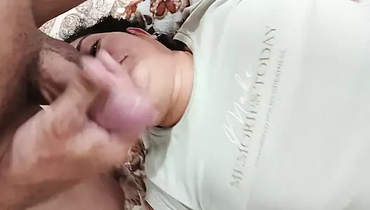 Sevimli olgun gırtlağına kadar emiyor
