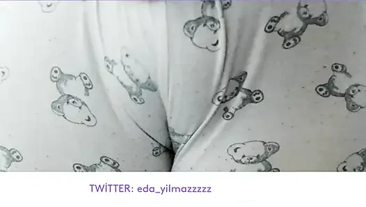 CAMELTOE- MEMEK BENGKAK- MASTURBASI DENGAN PIYAMA