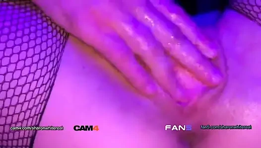 Web kamerası genç kız yakın çekim bakış açısı sahnesinde amının suyunu emiyor