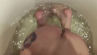 Cutie fa gola profonda al cazzo in bagno, pecorina e orgasmo