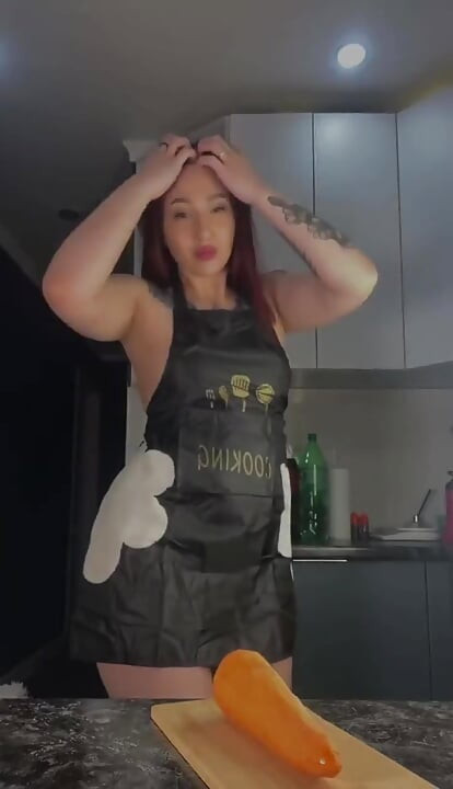 Gratis! Cewek asia lagi masak! Kamu mau tubuhku dengan posisi yang seksi?
