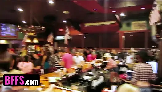 BFFS - heiße besties, die spaß an der bar haben, nehmen zufällige typen für eine hardcore-orgie nach hause