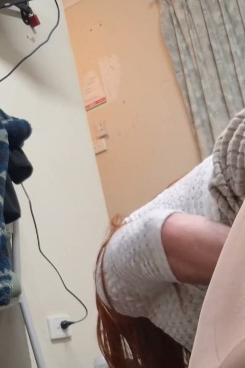 Charlotte perääntyy dildolleen