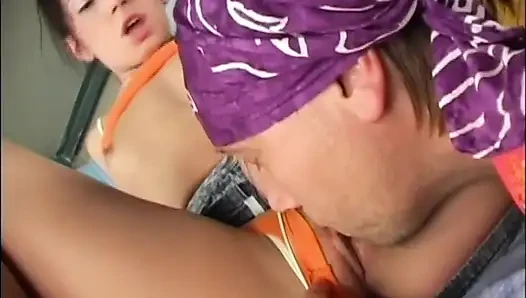 Küçük memeli güzel seksi genç kız büyük yarakla sikiliyor ve ağzına boşalıyor