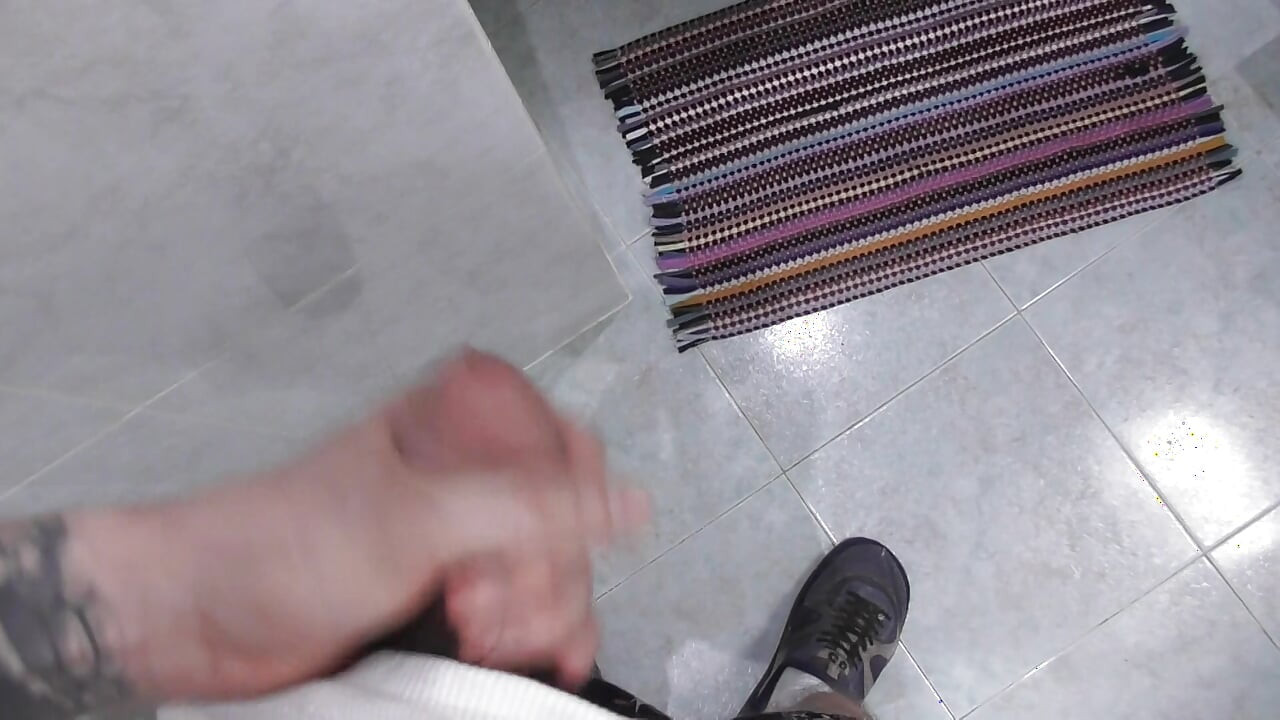 Jag ser min bystiga styvmamma i duschen och onanerar och tittar på hennes enorma bröst.