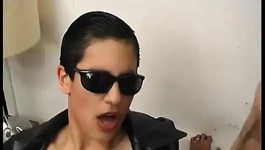 Trio liar dengan penetrasi anal ganda yang menggairahkan