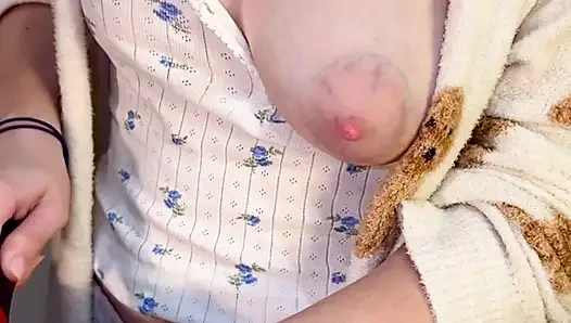 Masak di rumah - pamer toket alami dan sekilas susu