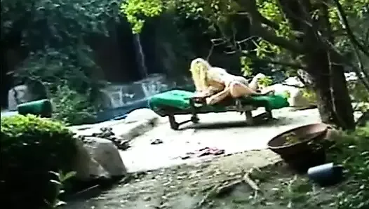 Счастливый мужик трахает горячую сексуальную блондинку-шлюшку в нижнем белье на улице