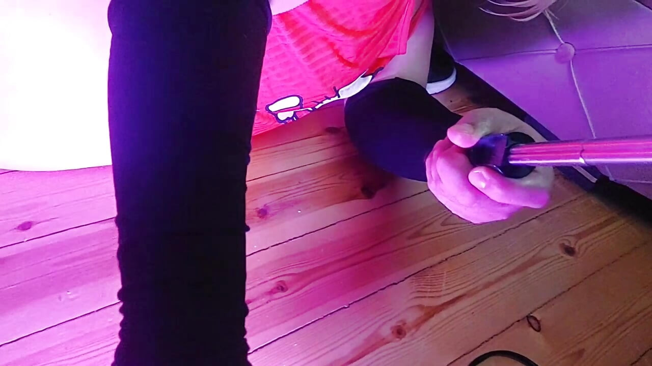 くすくす笑いながら手の後ろに隠れる遊び心のある弱虫