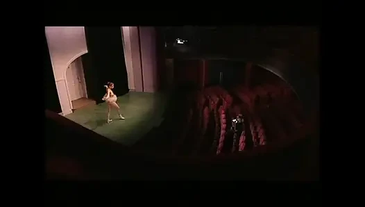 Шоу в театре молодой рыжей танцовщицы трахнули и кончили в рот