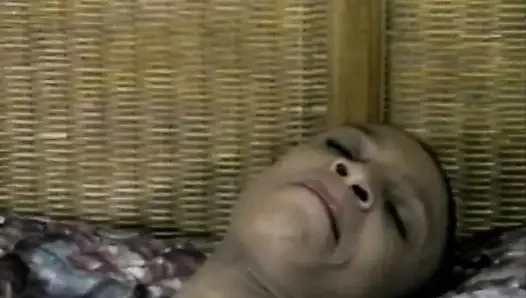 Cewek mungil kulit hitam asal perancis lagi asik muasin memeknya pakai mainan seks di ruangan casting bokep pertamanya