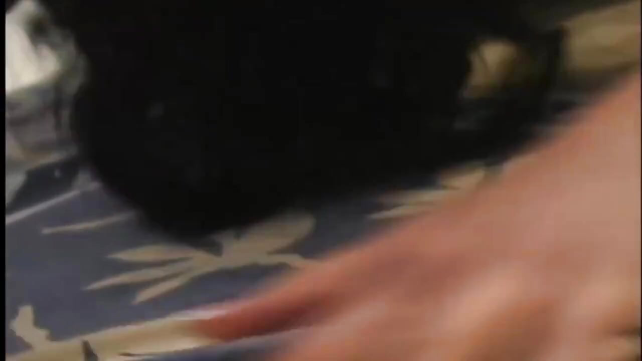 Rijpe brunette babe wijd uitgerokken in nat anaal beuken