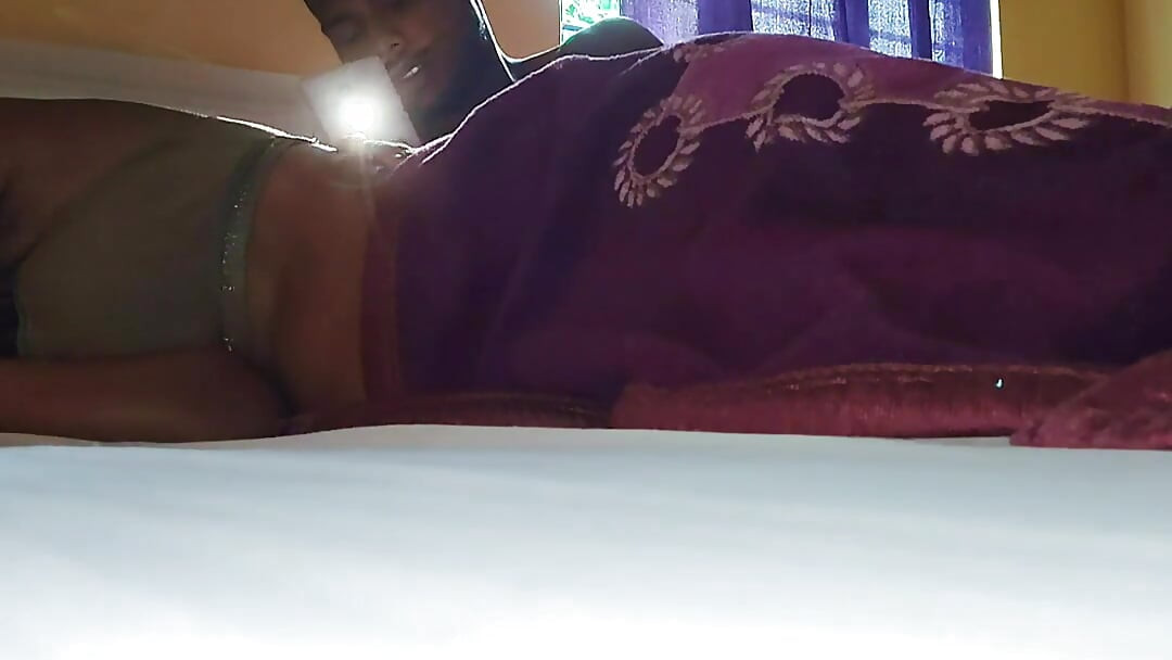 Dekhna chaahta hoon ki chudaee men kitna achchha hai meri sauteli bahan to bas dekho