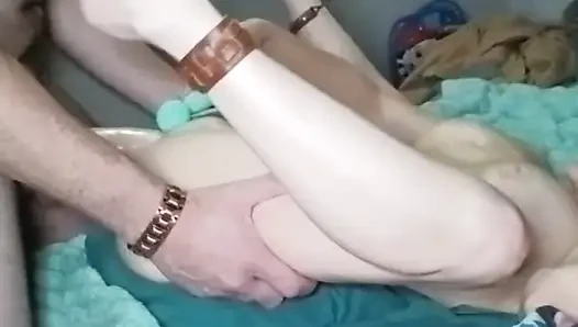 Adi tiri suka kontol besar ini bergetar sambil meregangkan memek lilnya yang sempit