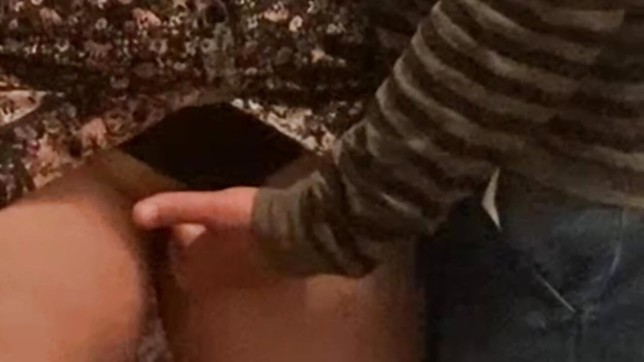 Parmaklama için amını teşhir ediyor