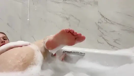 Bir sürü köpük banyosu ile banyoda fışkırtıyor ve mastürbasyon yapıyor