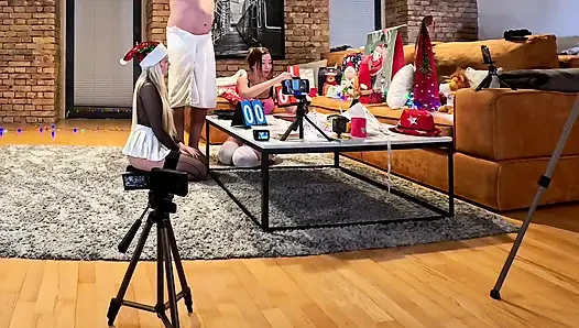 Zwei mädchen, ein typ viele geschenke und ein Mini-roulette-Spiel mit CFNM Handjob-Herausforderung