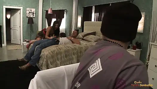 Weil der cuckold die brünette und ihre bedürfnisse ignoriert, muss er sehen, wie sie geritten wird