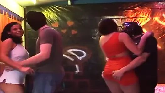 Wilde club-schätzchen werden in dampfiger orgie-action mit dem finger gefickt