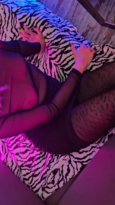 היא שמה פאה ורודה, עשיתי לה צילומים, והיא גמלה לה בקרח ונתנה לה לגמור על הפנים