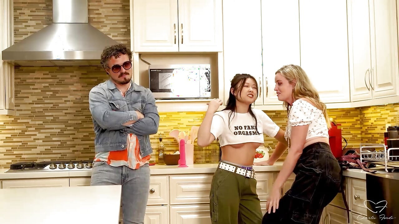Frumoase lesbiene Charlie Forde și Lulu Chu futute de un călător în timp