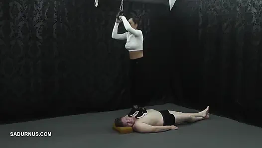 Di bawah sepatu keledai hitam Nomi