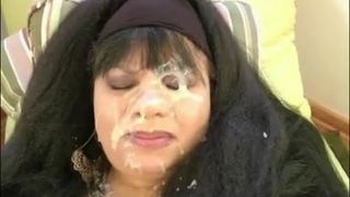 Gata gordinha peituda recebe um tratamento facial sério