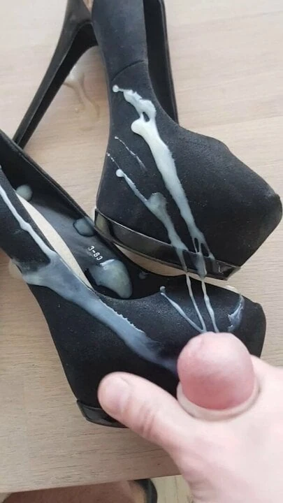 Big cumshot on high heels