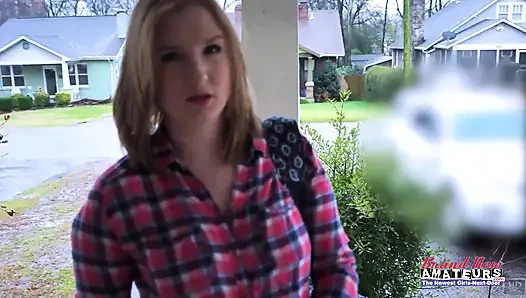 Миниатюрная студентка-блондинка Lottie Peers грязная глубокая глотка, ненасытное глотание спермы!